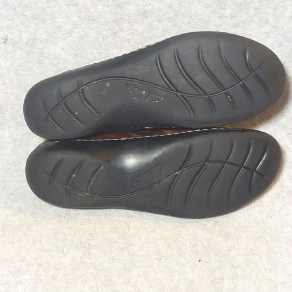 Clarks Bendables Women's‎ Sz 10M Leather W/ Silver Buttons Brown Slip on Shoes